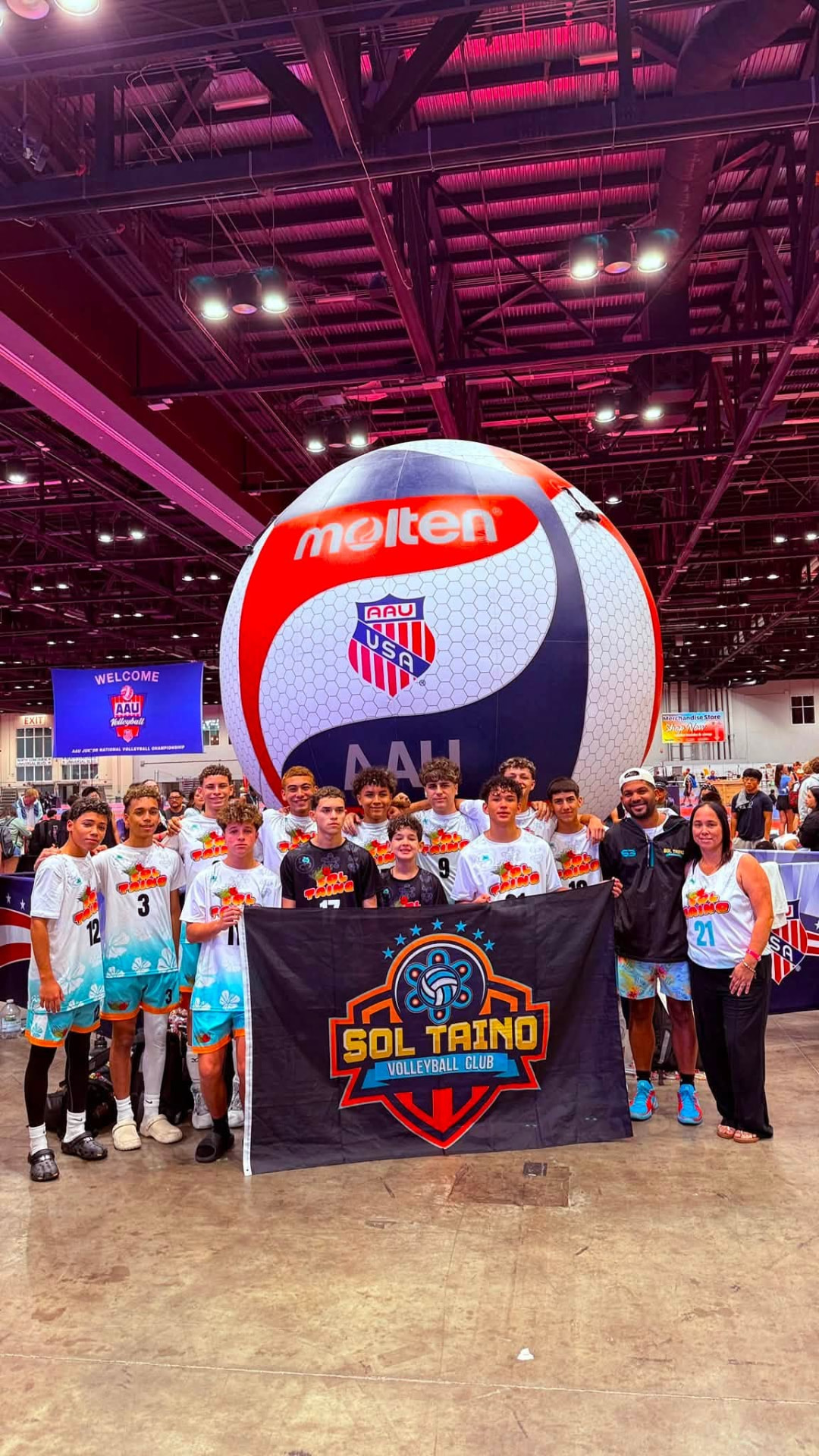 Plantilla completa de Sol Taíno con su bandera en el AAU Junior National Championship