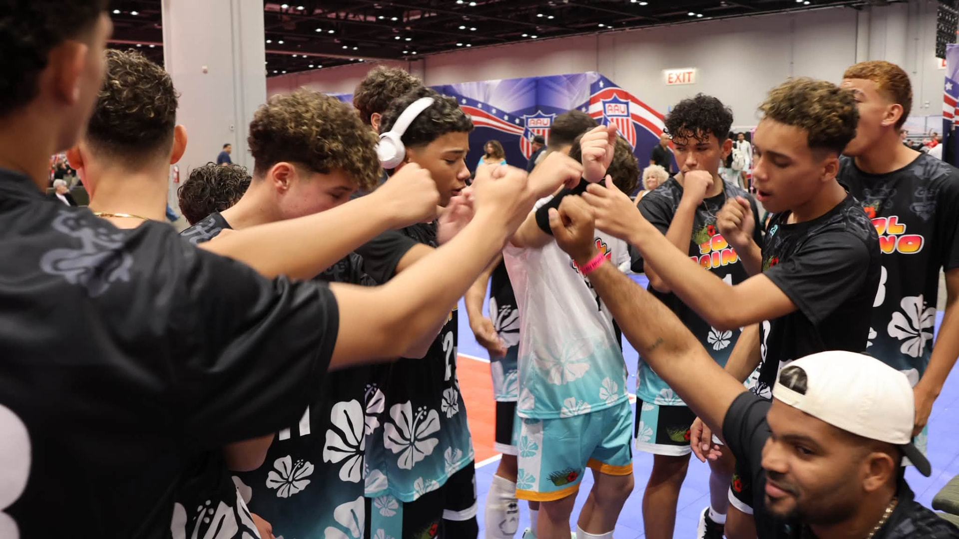Jugadores de Sol Taíno uniendo sus puños en círculo antes de un partido del AAU Nationals