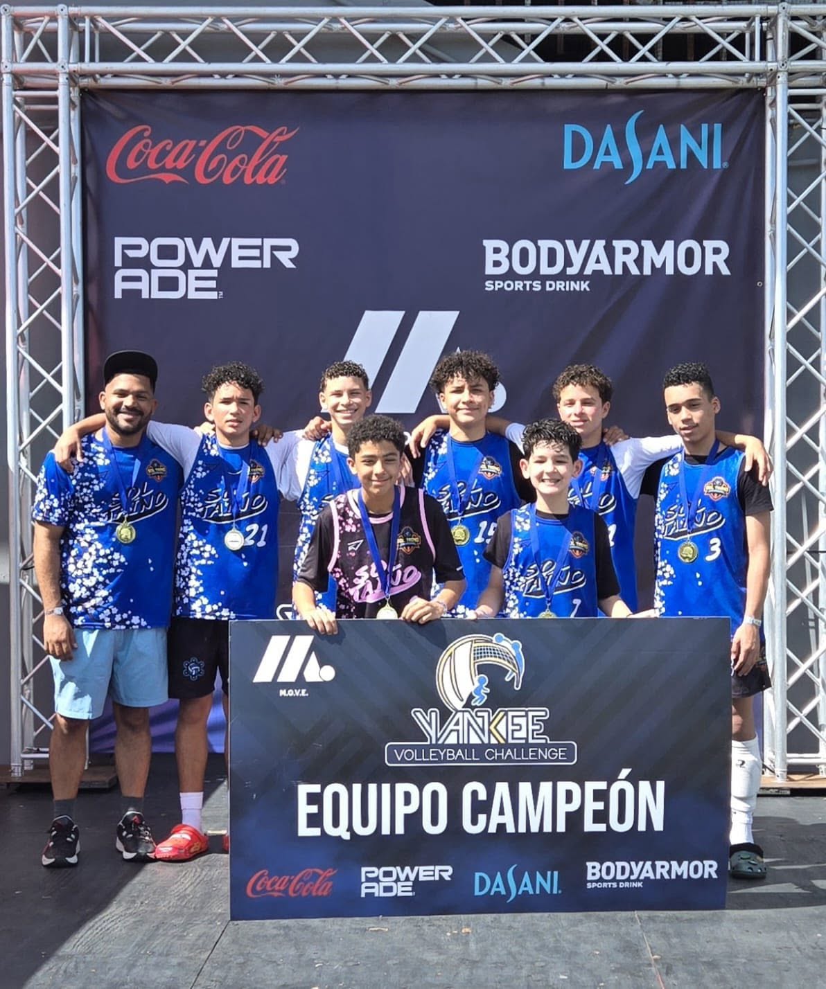 Jugadores de Sol Taíno celebrando con medallas de campeones en el podio
