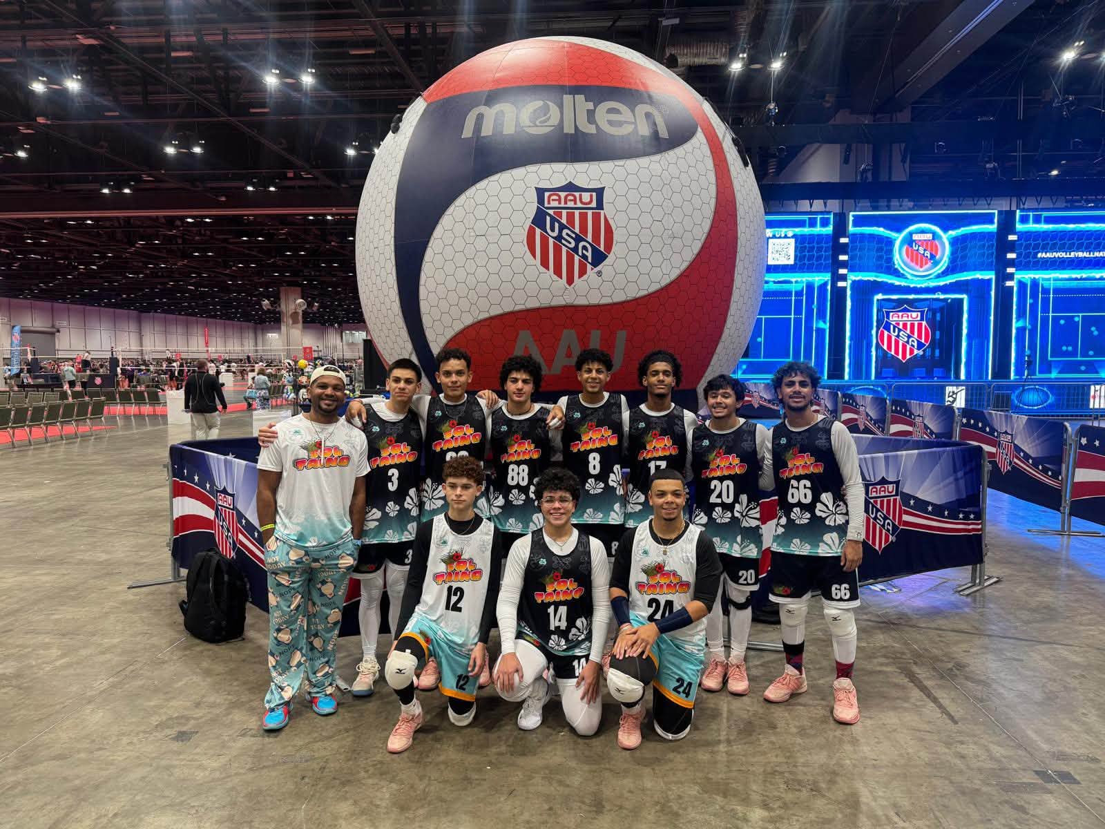 Equipo juvenil de Sol Taíno posando frente al balón gigante de la AAU en Orlando